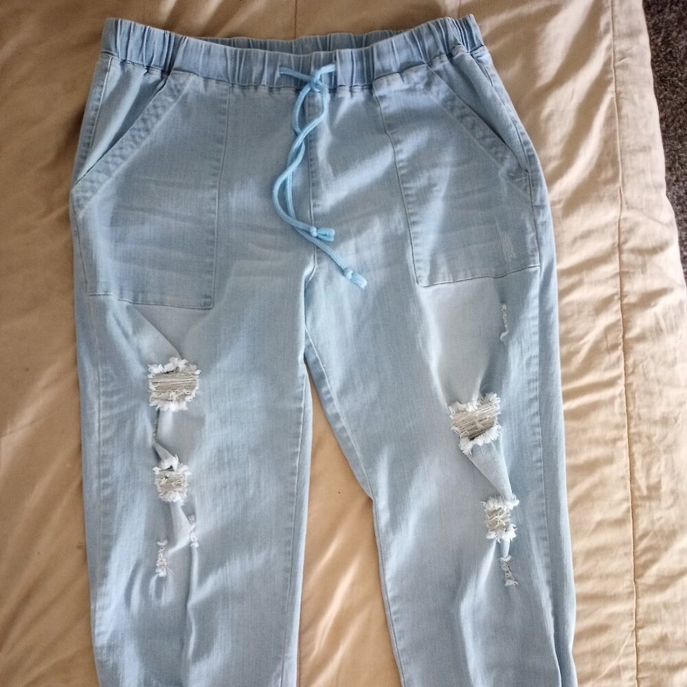 Stretchy tie in the front, ripped jeans